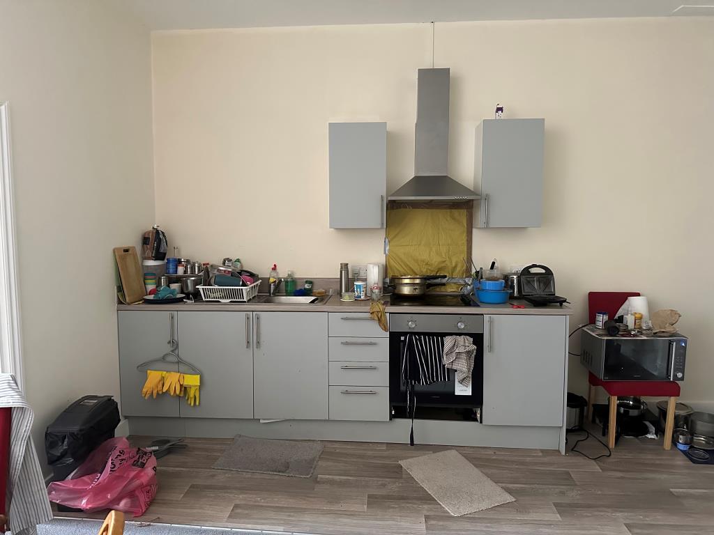 Lot: 17 - FREEHOLD BLOCK INVESTMENT COMPRISING TWO FLATS AND SHOP - Flat 1 - Open plan living room and kitchen